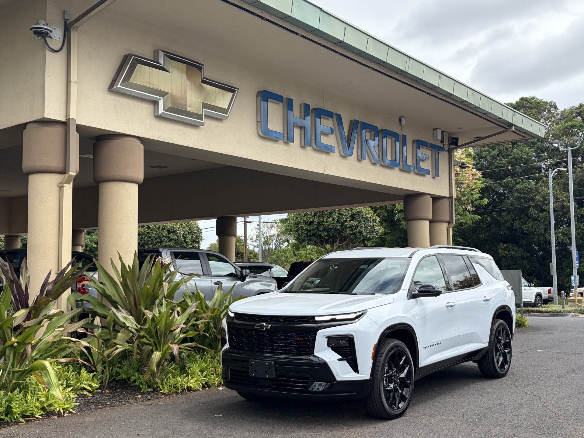 2026 Chevrolet Traverse RS in Polar White Tricoat — front three-quarter view