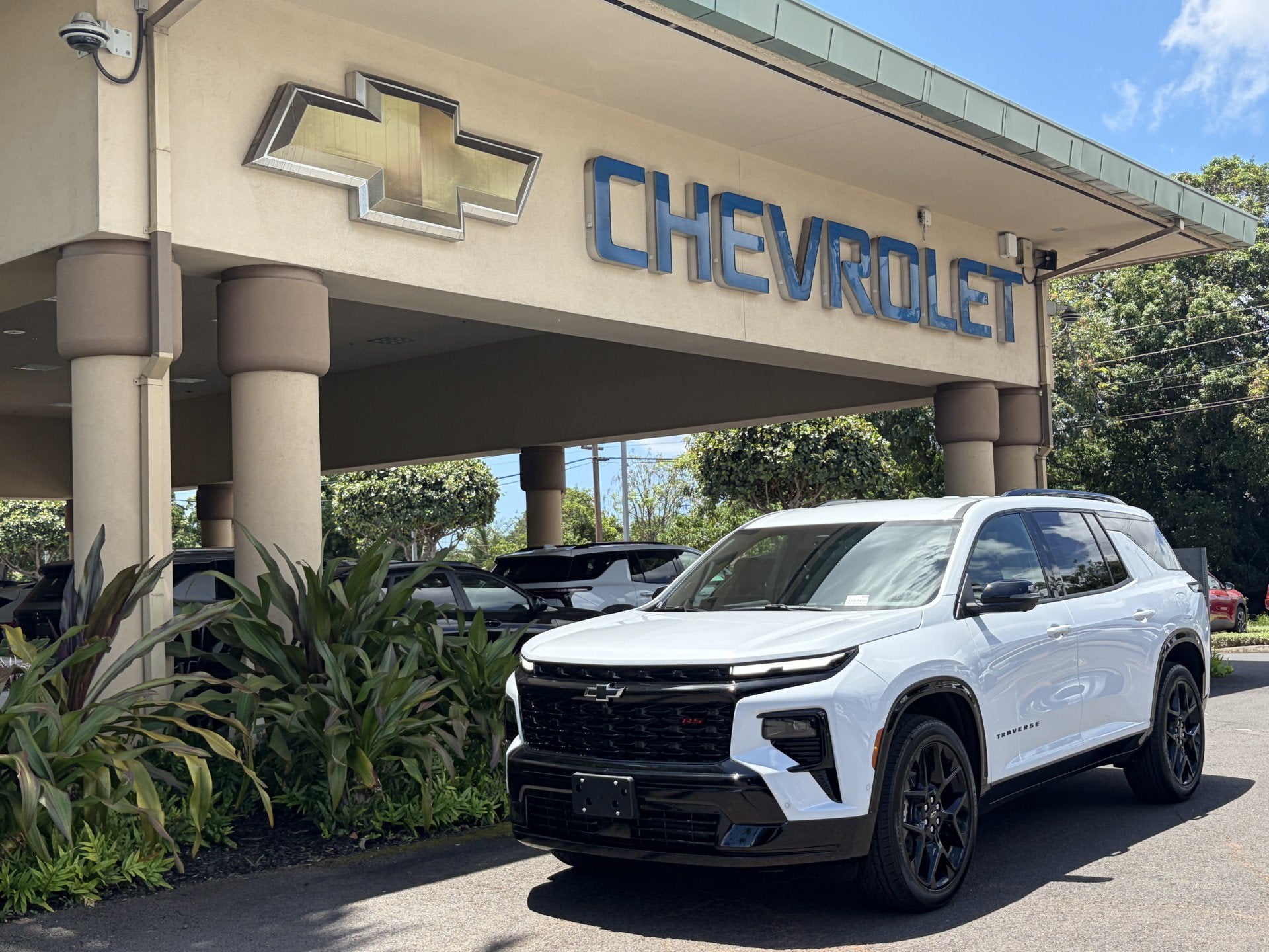2026 Chevrolet Traverse RS in Polar White Tricoat — front three-quarter view