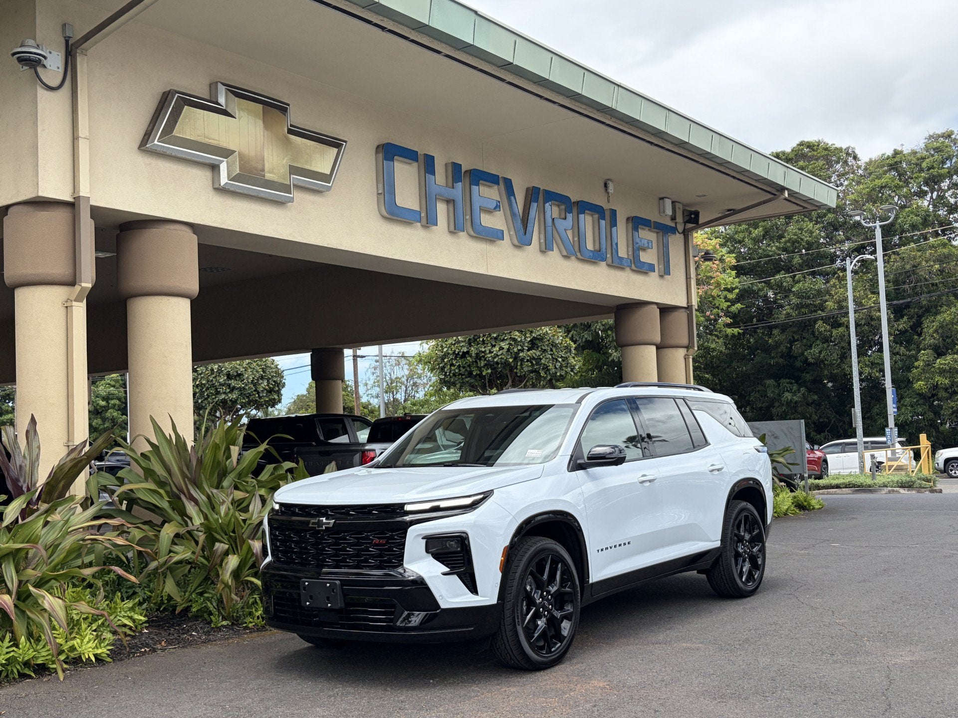 2026 Chevrolet Traverse RS in Polar White Tricoat — front three-quarter view