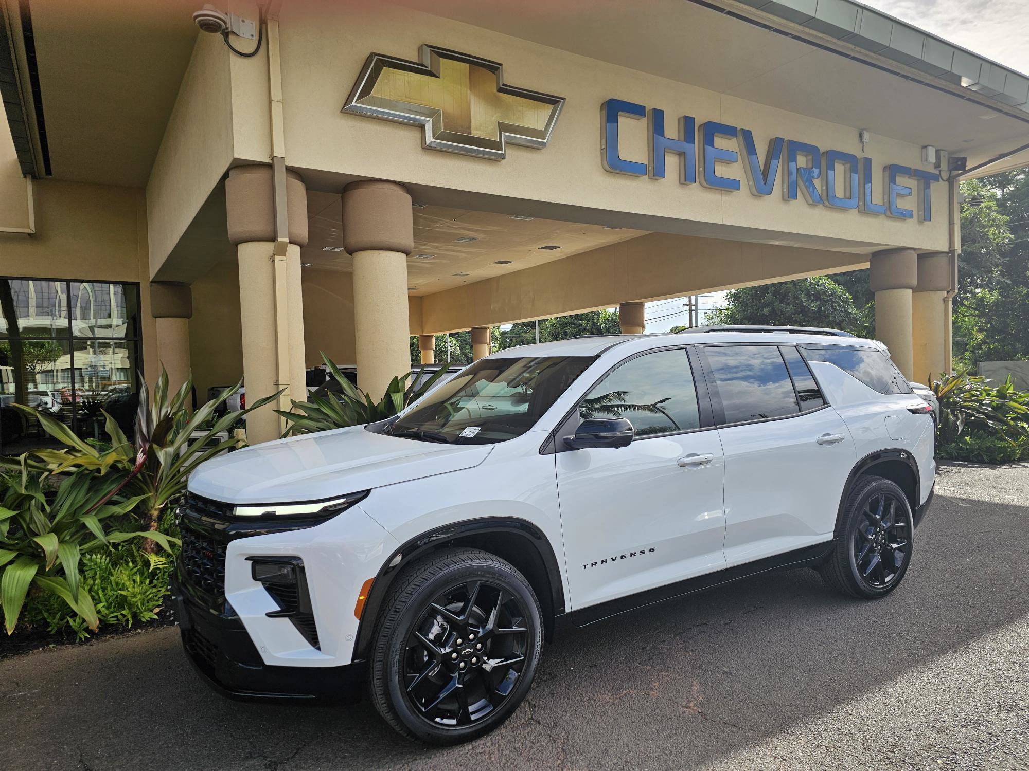 2026 Chevrolet Traverse RS in Polar White Tricoat — front three-quarter view
