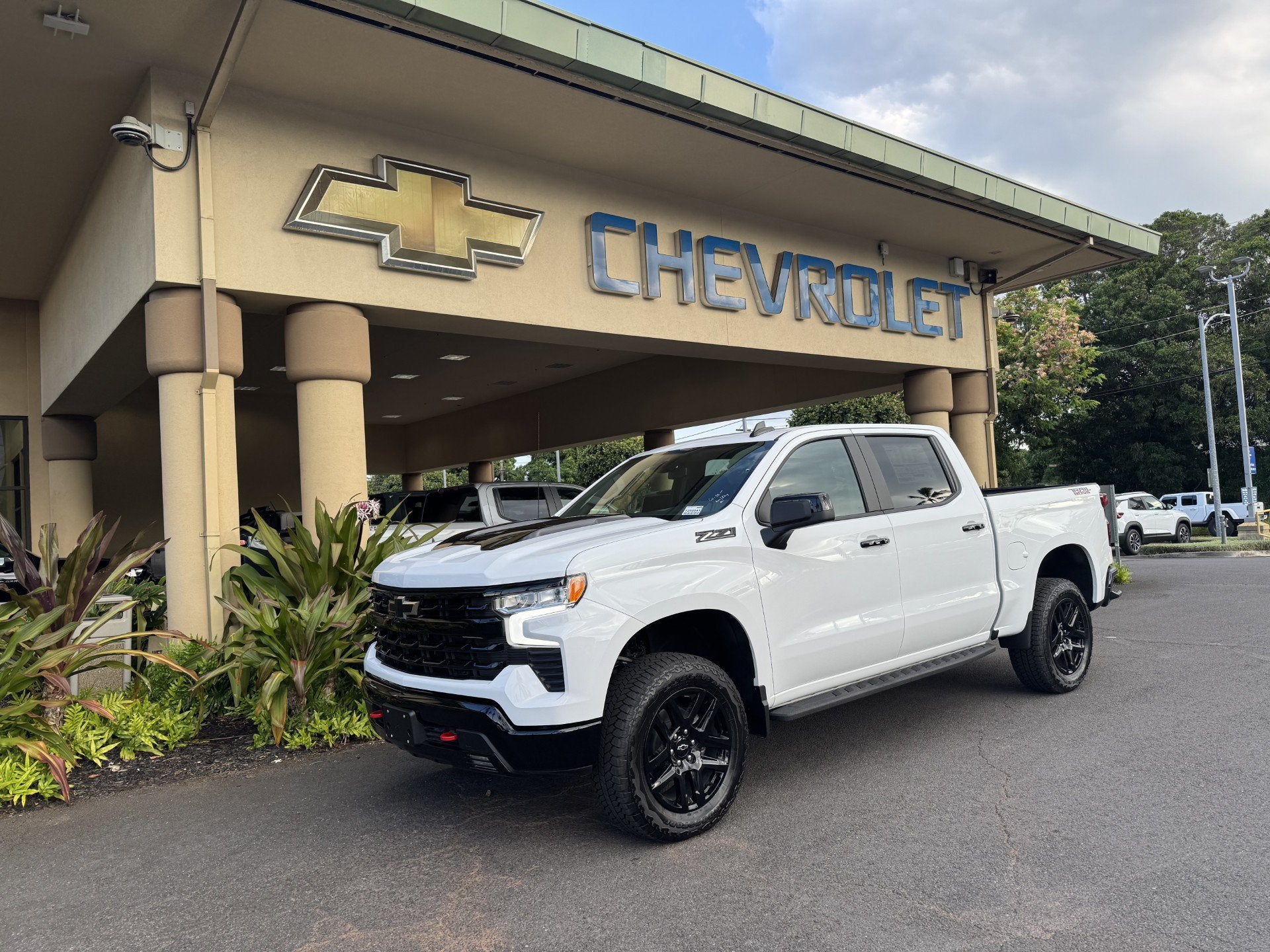 2026 Chevrolet Silverado 1500 LT Trail Boss in Summit White — front three-quarter view