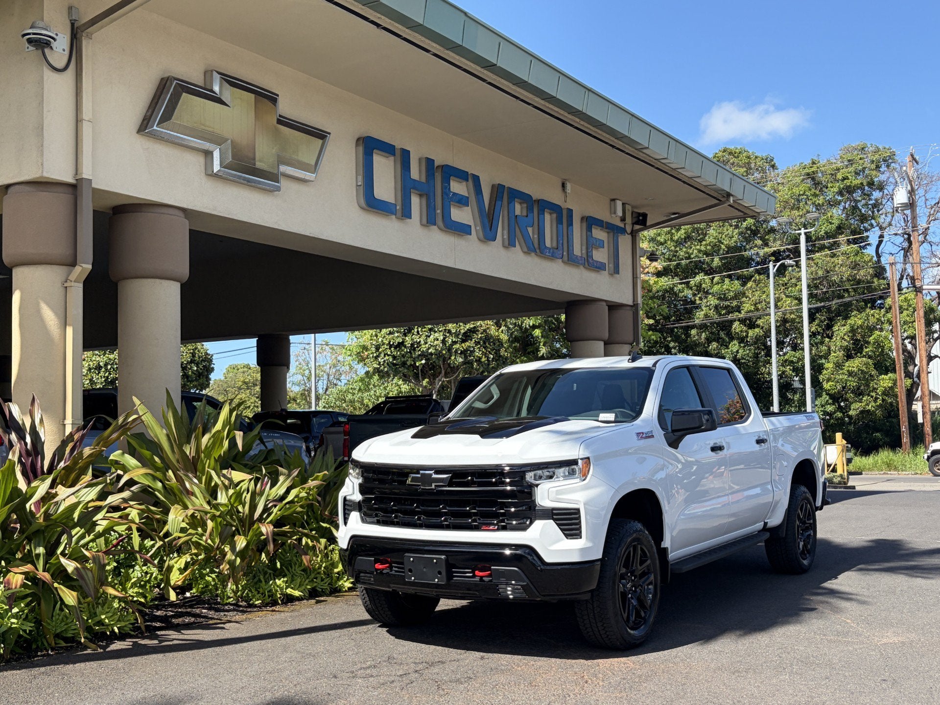 2026 Chevrolet Silverado 1500 LT Trail Boss in Summit White — front three-quarter view