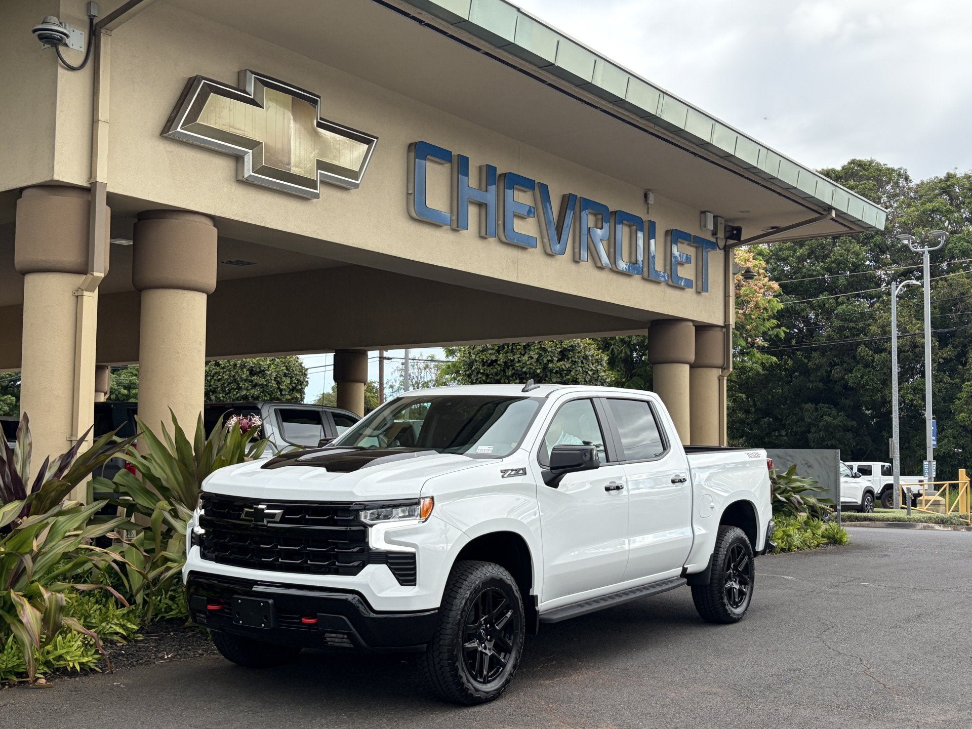 2026 Chevrolet Silverado 1500 LT Trail Boss in Summit White — front three-quarter view