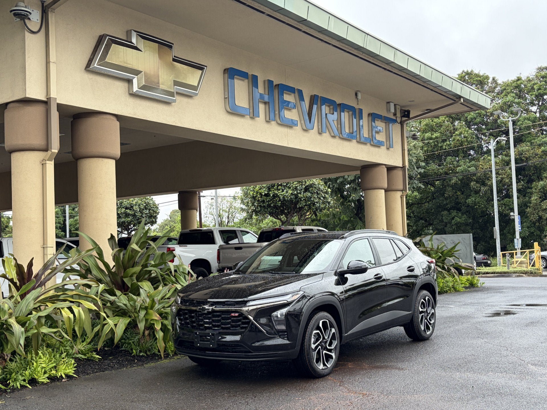 2026 Chevrolet Trax 2RS in Mosaic Black Metallic — front three-quarter view