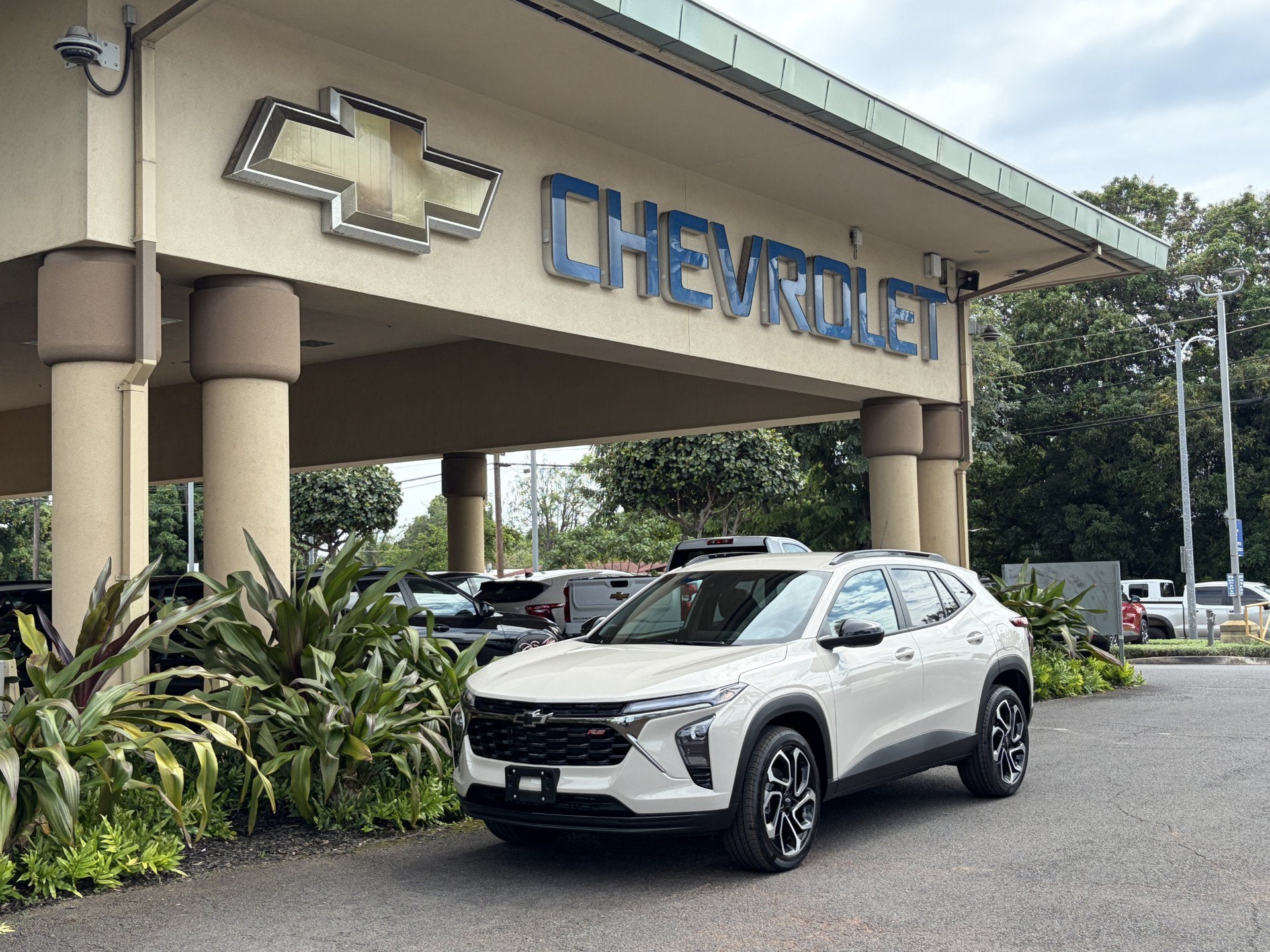 2026 Chevrolet Trax 2RS in White Sands — front three-quarter view